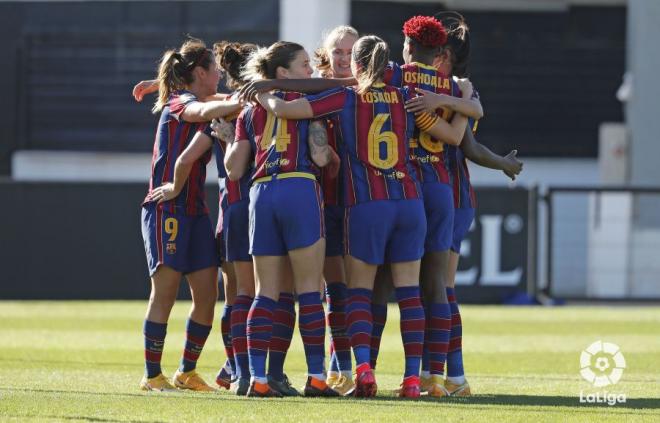 Las jugadoras del Barça femenino celebran uno de los goles ante el Valencia.