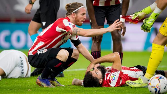 Iker Muniain atiende al 'Búfalo' Villalibre tras su fuerte choque (Foto: Athletic Club).