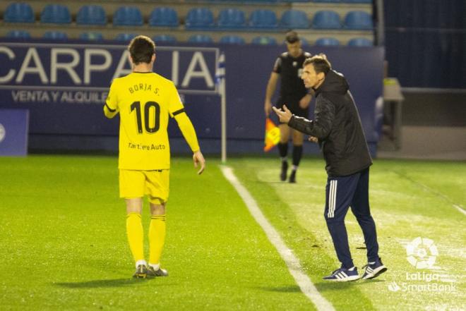 El 'Cuco' Ziganda anima a Borja Sánchez durante el Ponferradina-Real Oviedo (Foto: LaLiga).