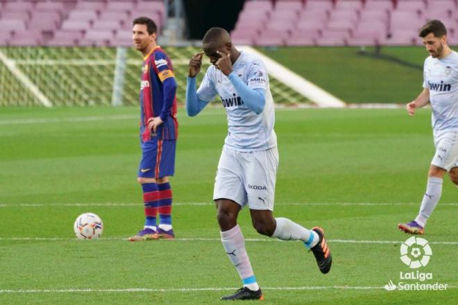 Diakhaby se señala la cabeza tras marcarle al Barça (Foto: LaLiga)