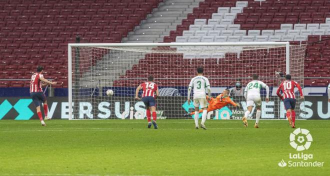 Diego Costa lanza el penalti con el que hizo el tercero para el Atlético de Madrid (Foto: LaLiga).