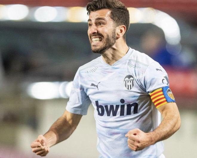 Gayà, relacionado con el FC Barcelona, celebra un gol de Maxi (Foto: Valencia CF)