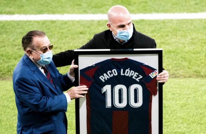 Homenaje a Paco López, durante el Levante-Real Sociedad (Foto: LaLiga).