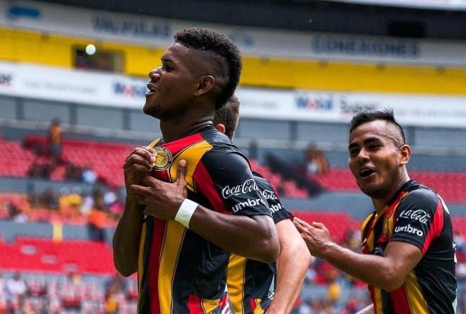 Jorlían Sánchez celebra un gol con los Leones Negros.