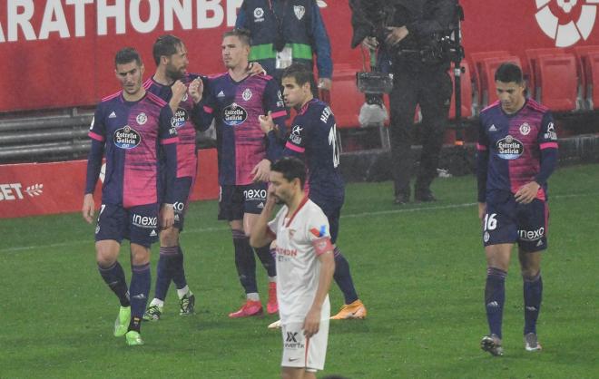 Los jugadores del Real Valladolid felicitan a Raúl Carnero por su golazo al Sevilla (Foto: Kiko Hurtado).