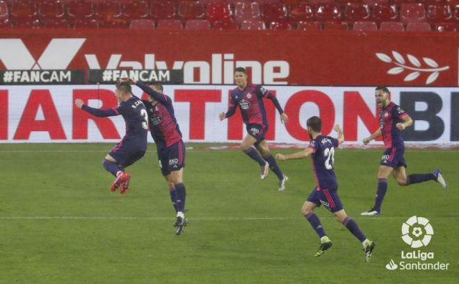 Los jugadores festejan el gol de Raúl García Carnero al Sevilla (Foto: LaLiga).