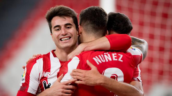 Jon Morcillo abraza a Unai Núñez tras su gol al Huesca (Foto: Athletic Club).