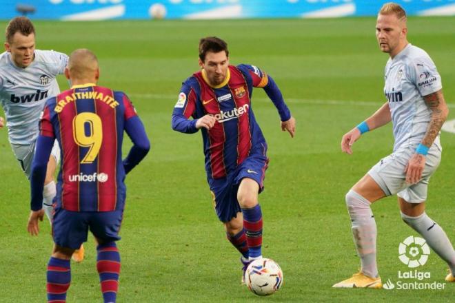 Leo Messi conduce el balón en el Barcelona-Valencia.