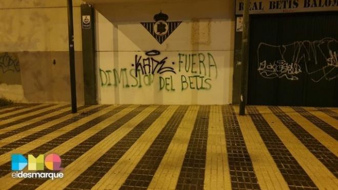 Pintadas en la Ciudad Deportiva del Betis (Foto: ElDesmarque).