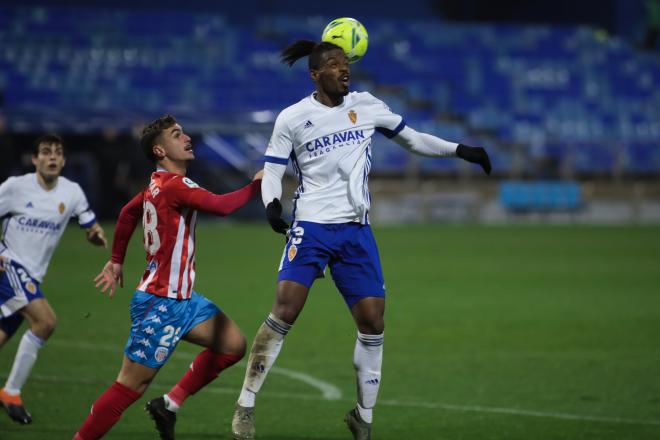 Jair remata de cabeza durante el Real Zaragoza-Lugo (Foto: LaLiga).