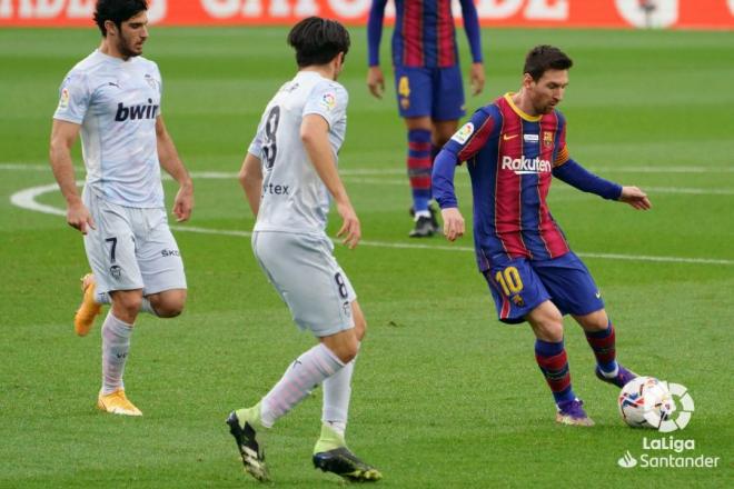 Soler y Guedes presionan a Messi (Foto: LaLiga).