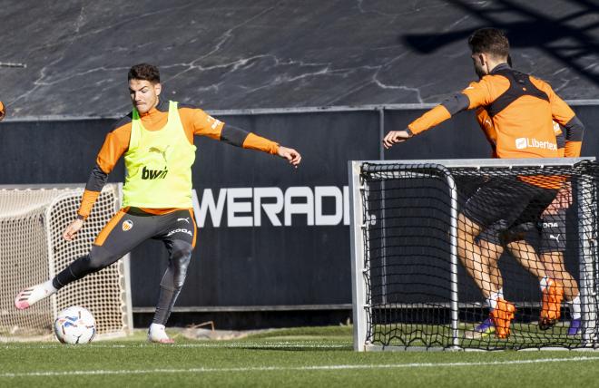 Vallejo en el entrenamiento del Valencia CF (Foto: Valencia CF)