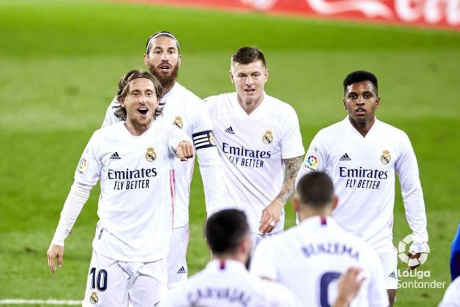 Luka Modric agradece a Karim Benzema por su asistencia de gol en el Eibar-Real Madrid (Foto: LaLiga