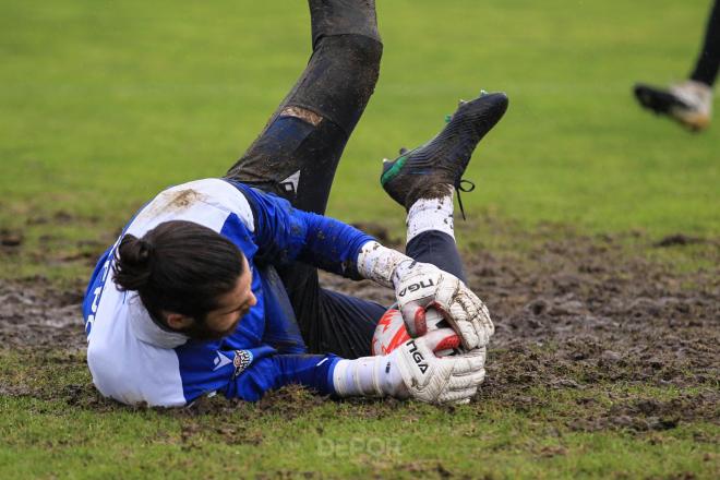 El portero del Dépor, Carlos Abad, sobre el barro de la Ciudad Deportiva de Abegondo (Foto: RCD).