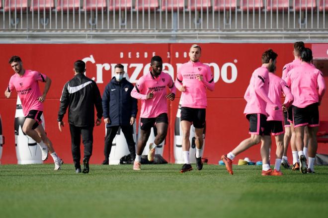 Los futbolistas del Sevilla en el entrenamiento (foto: SFC).