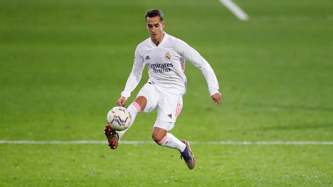 Lucas Vázquez controla un balón (Foto: Real Madrid CF).