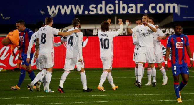 Modric y Benzema se felicitan tras lograr uno de los goles ante el Eibar (Foto: EFE).