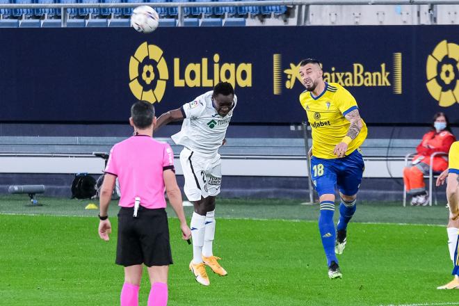 Negredo tras rematar el balón en el Cádiz-Getafe (Foto: Cristo García).