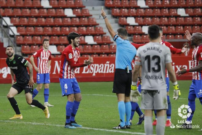 Amarilla a Marc Valiente tras el discutido penalti señalado a favor del Leganés (Foto: LaLiga).