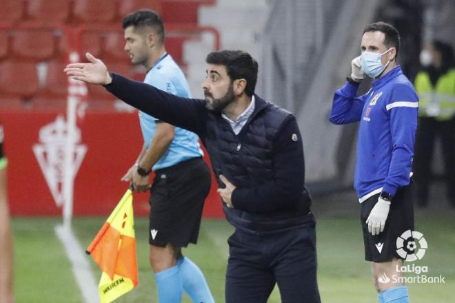 David Gallego da instrucciones durante el Sporting-Leganés (Foto: LaLiga).