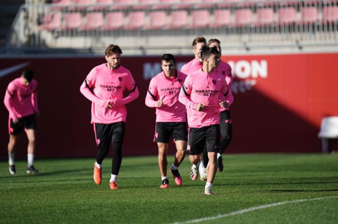 Los jugadores del Sevilla, en el entrenamiento de este lunes (Foto: SFC).
