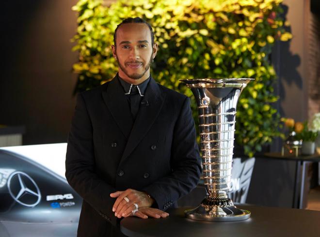 Lewis Hamilton, junto al trofeo de campeón de la Fórmula 1 2020 (Foto: L.H.))