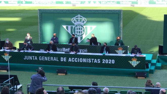 Mesa de la Junta de Accionistas del Real Betis (Foto: Kiko Hurtado).