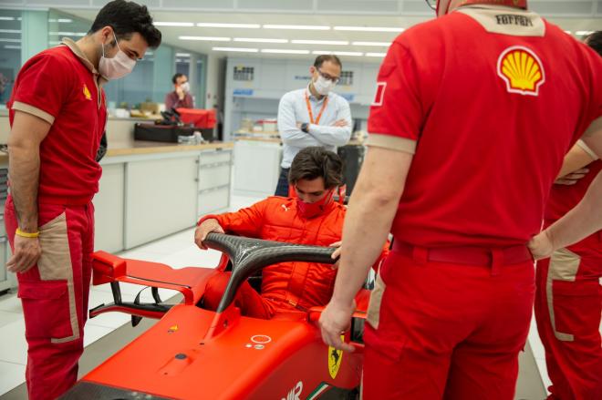 Carlos Sainz, durante su primera visita a Manarello, sede de Ferrari (Foto: Ferrari).