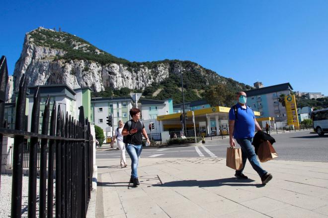 Varias persoans caminan por Gibraltar (FOTO: EFE).