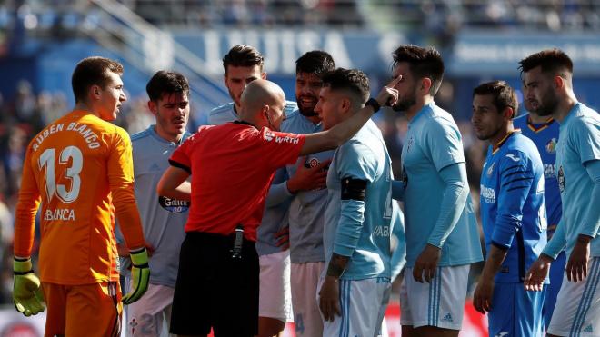 González Fuertes tras expulsar a Maxi Gómez (Foto: EFE).