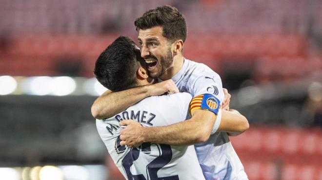 Gayà capitán abraza a Maxi Gómez (Foto: Valencia CF)