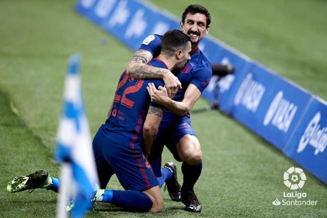 Savic, posible salvador de Florentino Pérez, se abraza a Mario Hermoso en el gol del Atlético (Foto: LaLiga).