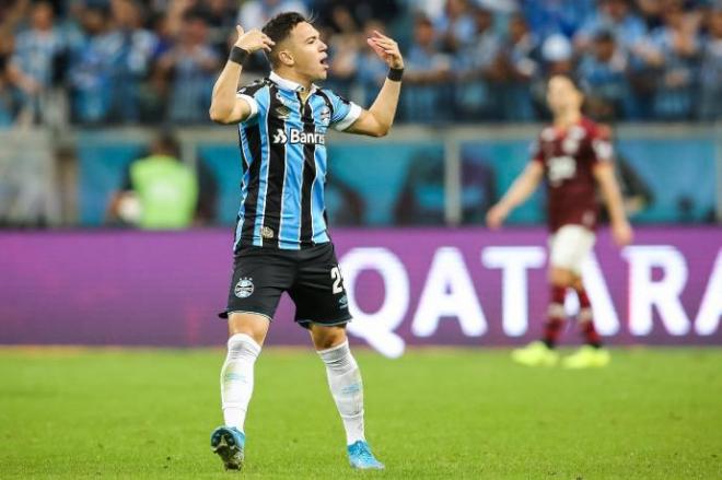 Pepê celebra un gol con Gremio.