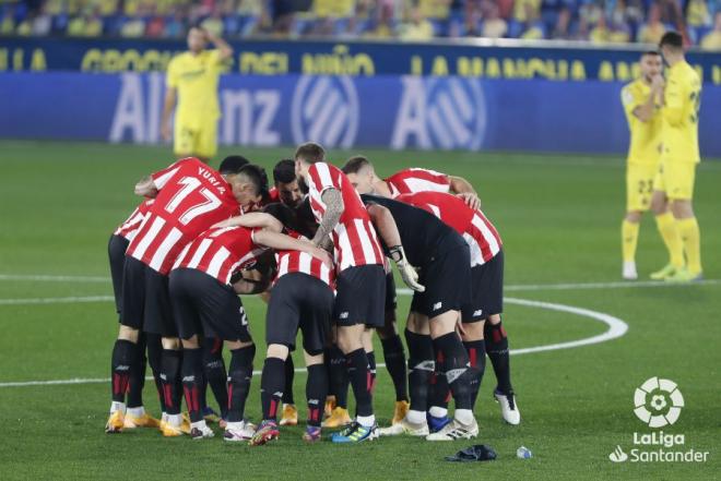 Piña del Athletic Club antes de arrancar el duelo en Villarreal (Foto: LaLiga).