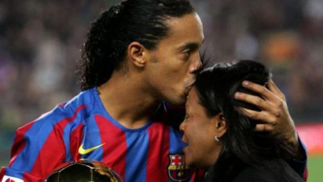 Ronaldinho y su madre cuando recibe el balón de oro (Foto: EFE)