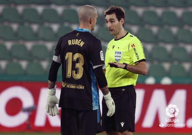 Rubén y De Burgos Bengoetxea charlan durante el Elche-Osasuna (Foto: LaLiga Santander).