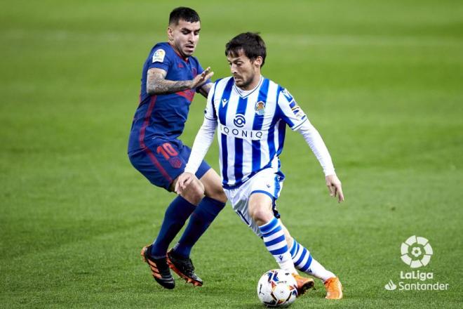 Silva, con el balón en los pies ante un rival del Atleti (Foto: LaLiga).