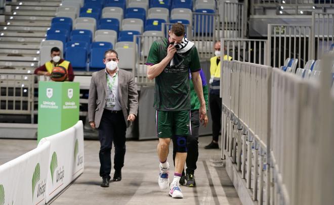 Rubén Guerrero, cabizbajo en el Unicaja-Fuenlabrada (Foto: acb Photo / M. Pozo).