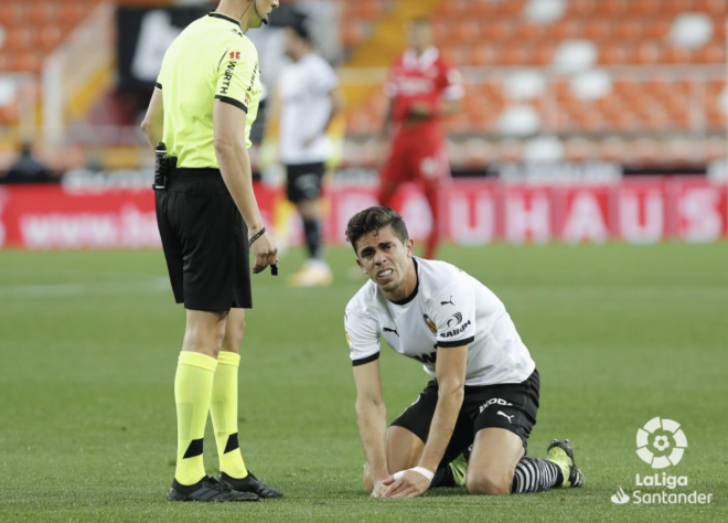 Gabriel Paulista, tras lesionarse durante el Valencia-Sevilla (Foto: LaLiga)