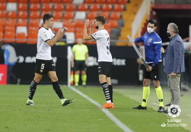 Con tres centrales el Valencia CF mejoró en la salida de balón respecto a otros partidos (Foto: LaLiga).