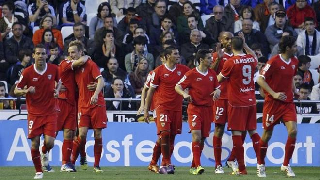 Los jugadores del Sevilla FC. en el penúltimo triunfo en Mestalla.