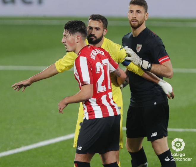 Unai Vencedor y Unai Simón marcando al capitán del Villarreal CF en La Cerámica (Foto: Athletic Club).