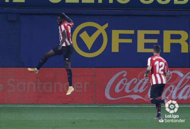 Iñaki Williams salta para celebrar su gol al Villarreal CF (Foto: LaLiga).