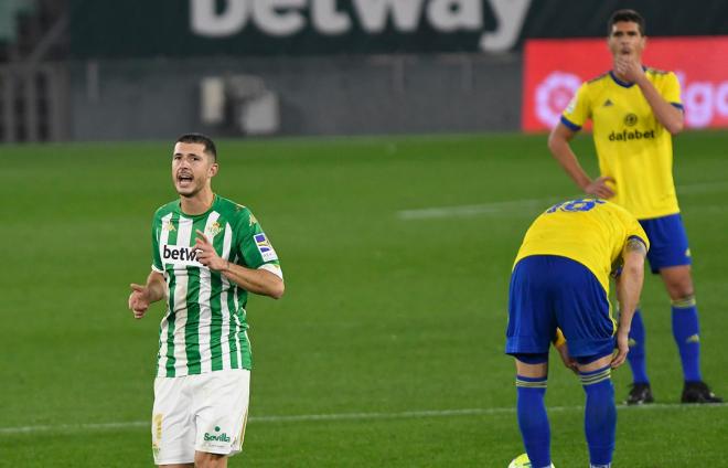 Guido Rodríguez celebra su gol en el duelo entre Real Betis y Cádiz (Foto: Kiko Hurtado).