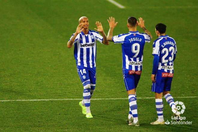 Deyverson y Joselu celebran un gol del Alavés (Foto: LaLiga).