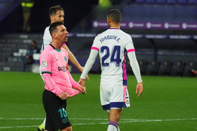 Leo Messi se lamenta de una jugada en el Real Valladolid-Barcelona (FOTO: EFE).