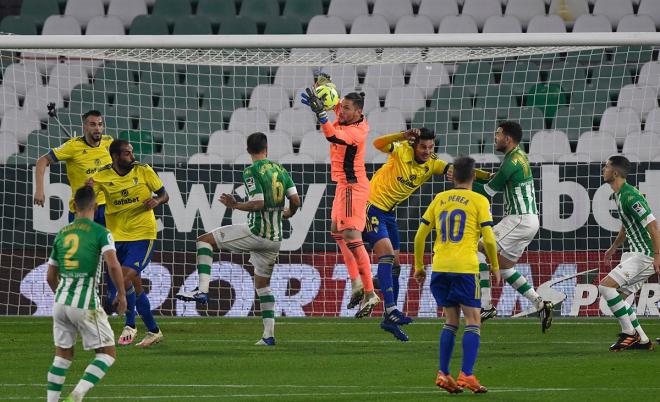 Ledesma atrapa el balón durante el Betis-Cádiz (Foto: Kiko Hurtado).