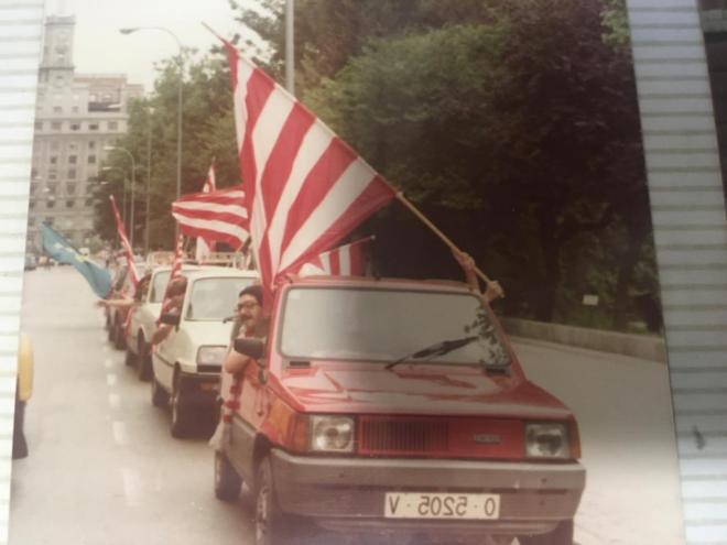 Caravana de aficionados del Sporting paseando por la calle Uría de Oviedo (Foto: Santiago Batalla)