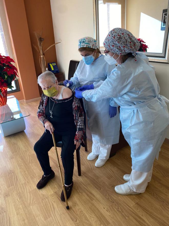 Angelines, de 82 años, primera residente vacunada en la Residencia de Los Santos Reyes de Benisan