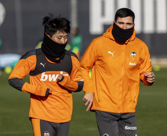 Kang In Lee y Maxi Gómez durante un entrenamiento en la Ciudad Deportiva de Paterna. (Foto: Valencia CF)